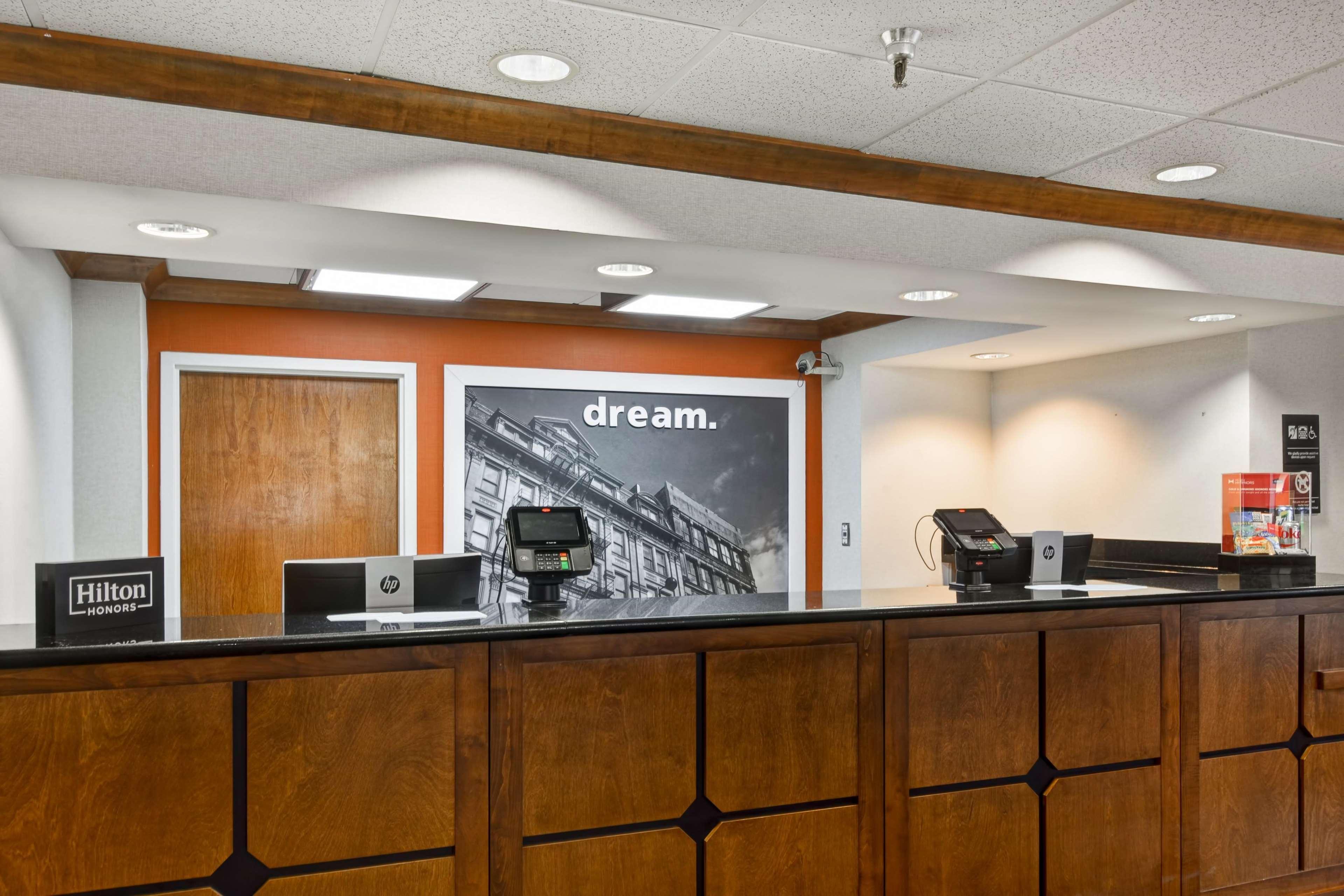 Hampton Inn Memphis Poplar Buitenkant foto