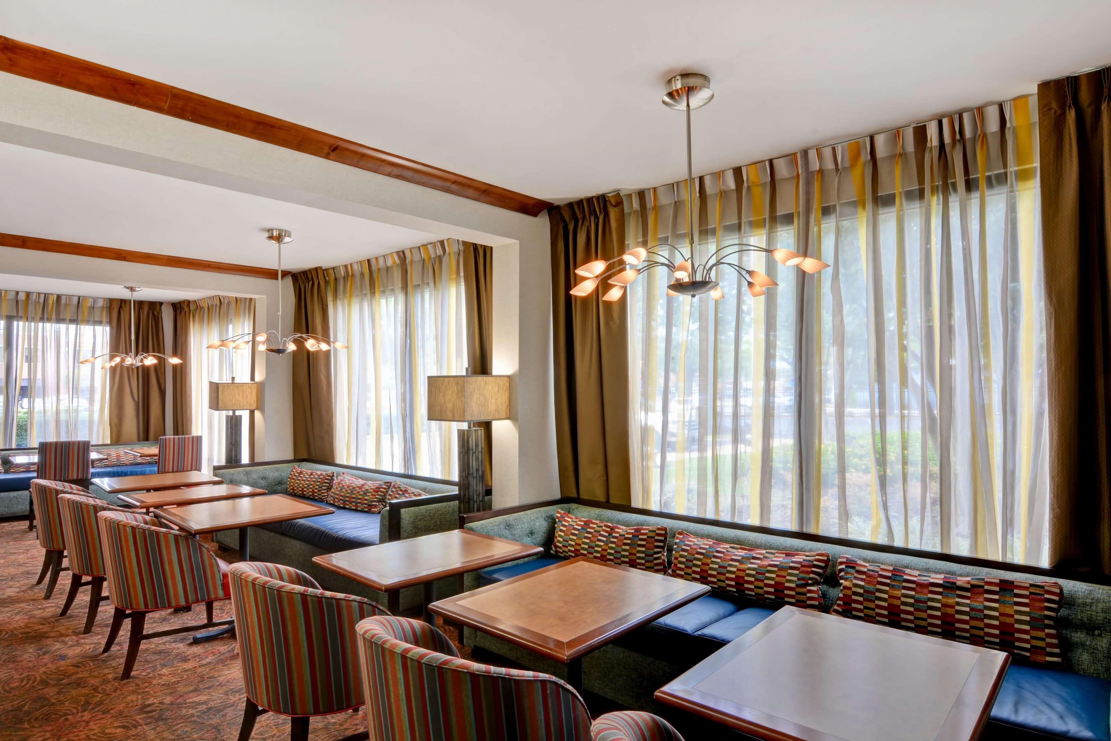 Hampton Inn Memphis Poplar Buitenkant foto