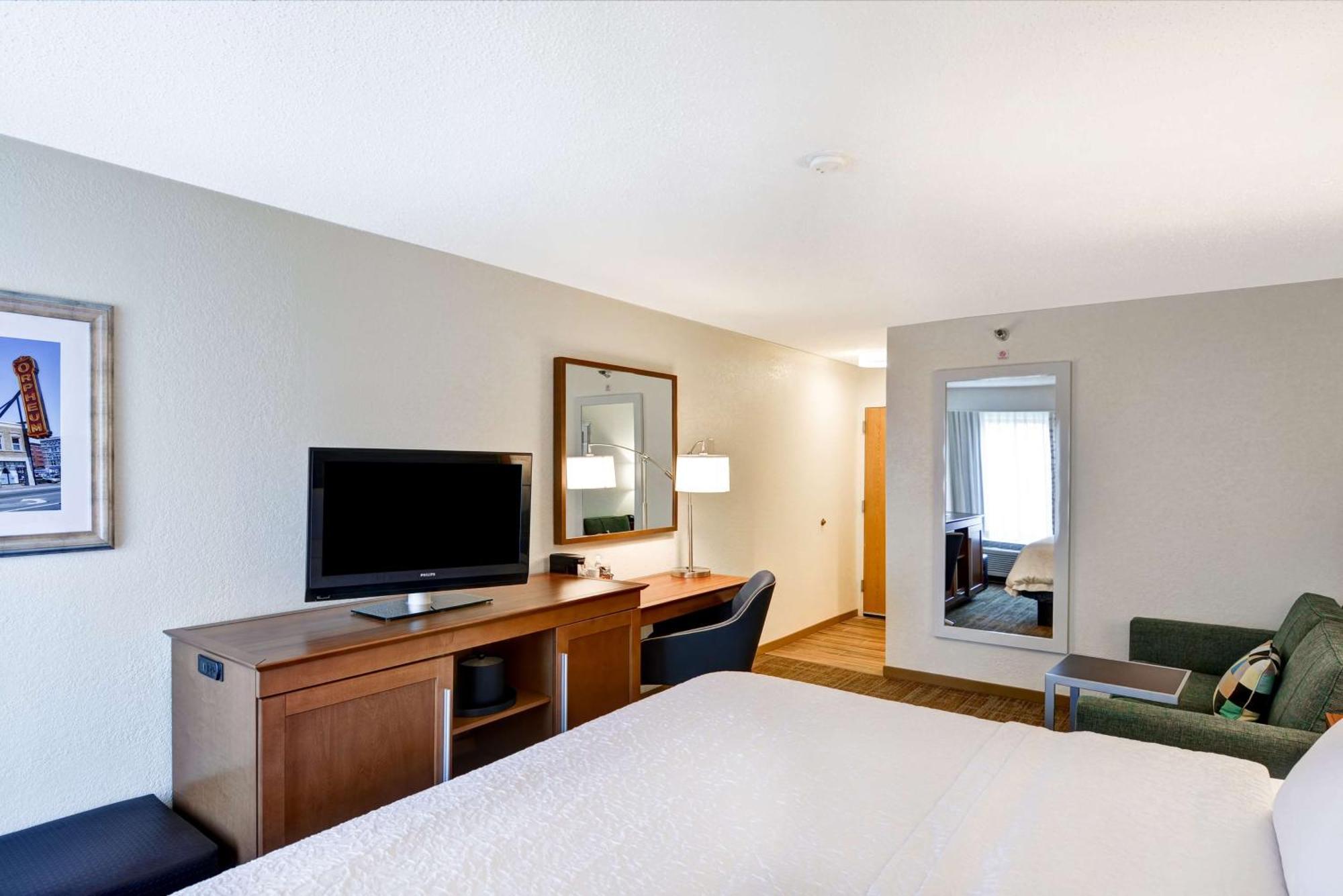 Hampton Inn Memphis Poplar Buitenkant foto