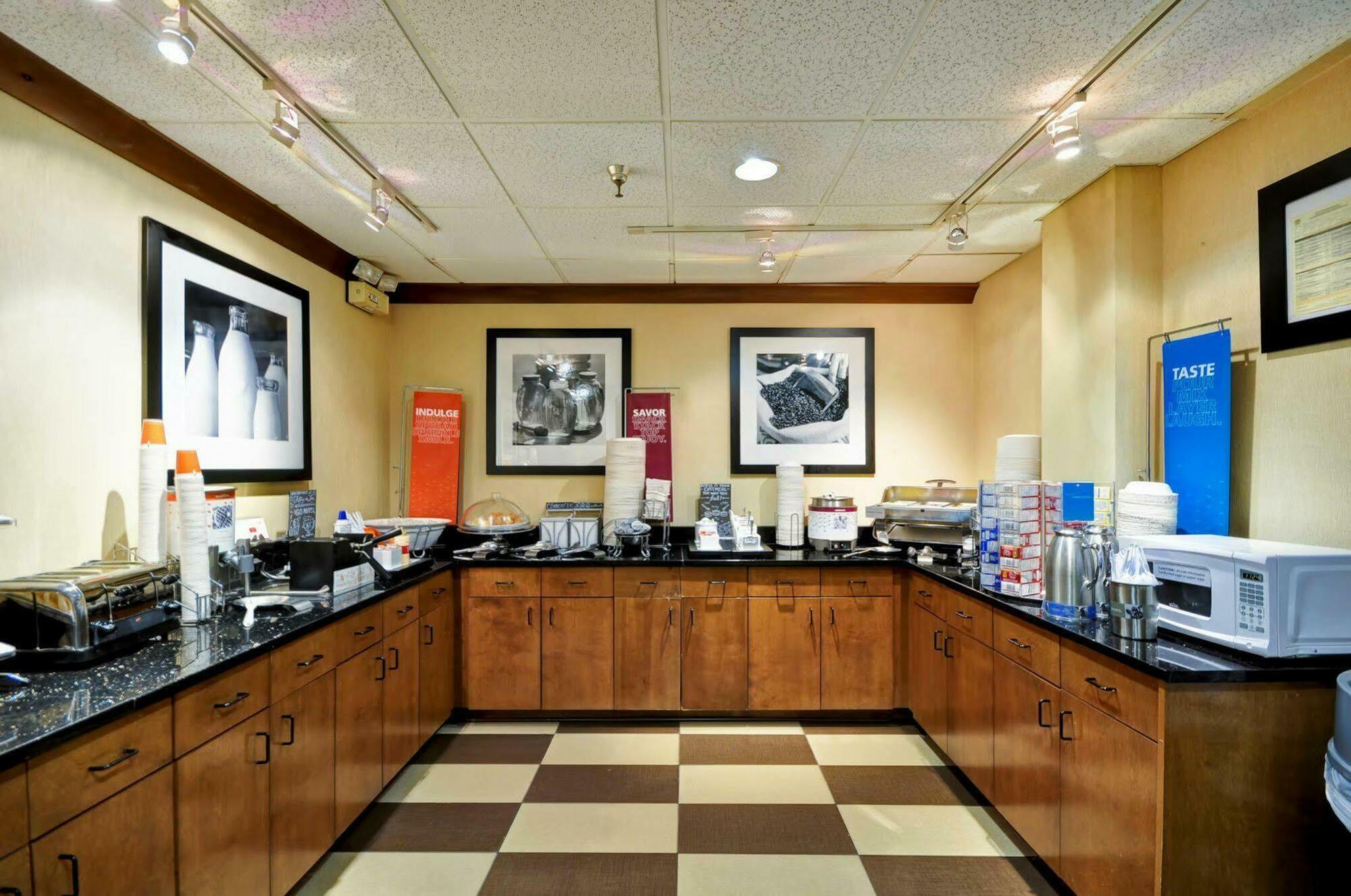 Hampton Inn Memphis Poplar Buitenkant foto